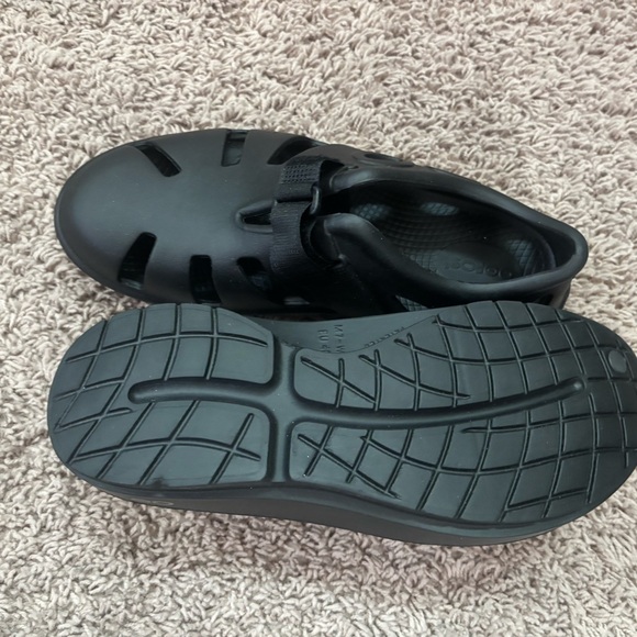 OOFOS Men's Black Slip-On Sandals - Picture 6 of 8